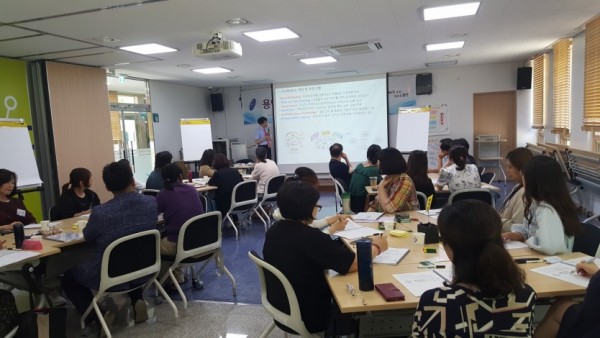(사진) 지난해 퍼실리테이터 양성 교육 모습.jpg