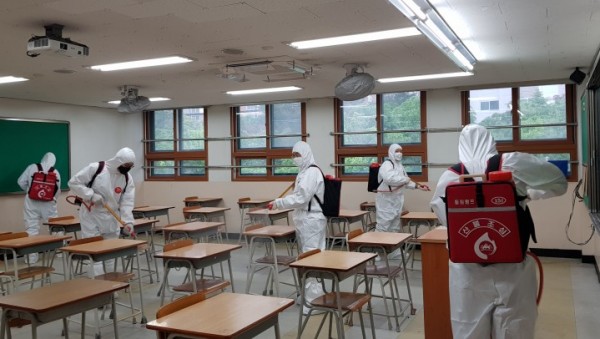 (사진) 관내 한 고등학교를 방역소독 하고 있는 모습.jpg