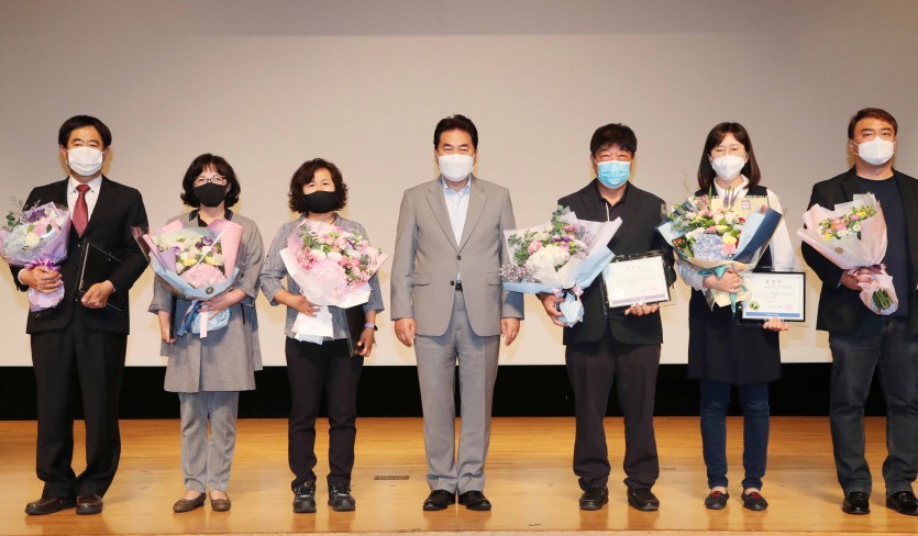 1일 태극기 달기 모범마을 표창수여식3.jpg
