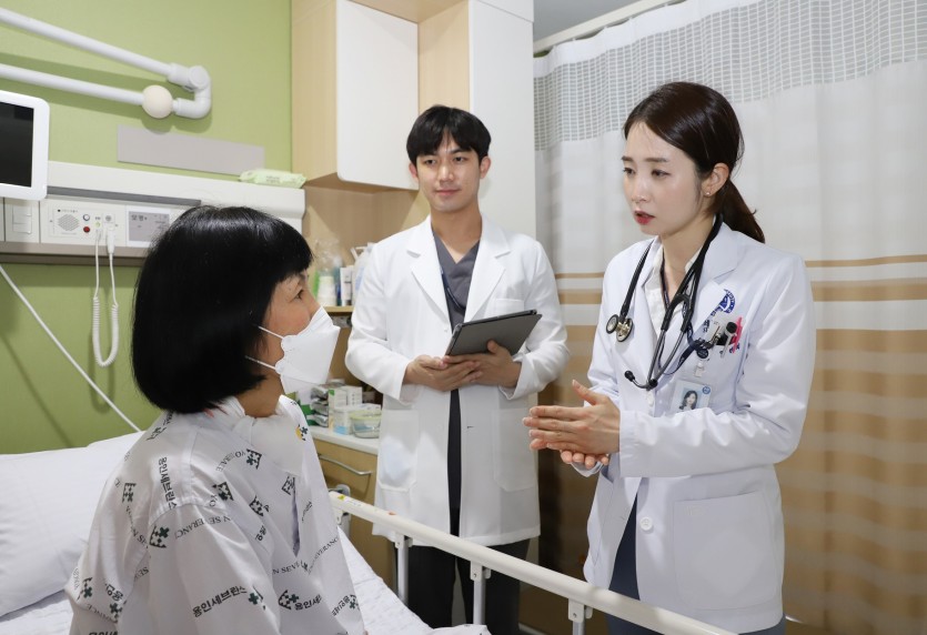 [사진 2] 전 병동에 입원 전담 전문의 제도를 실시, 입원 환자의 모든 진료 과정을 전문의가 책임지고 관리하고 있다..jpg