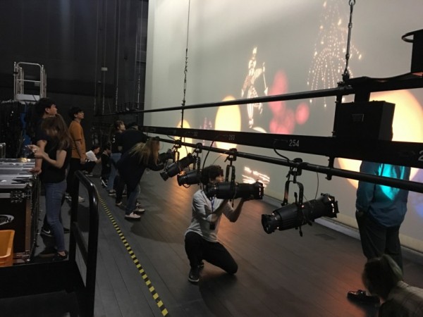2019년 무대예술연수생에 참여한 연수생들이 조명교육을 받고 있는 모습.JPG