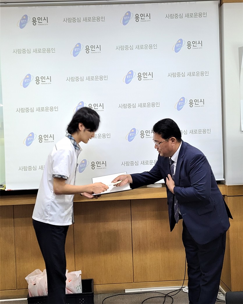 사랑회 장학금 전달.jpg
