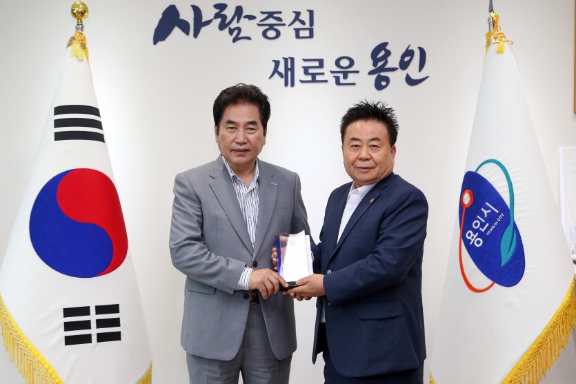 서울우유협동조합 양주시 이전에 따른 감사패 전달 (2).JPG