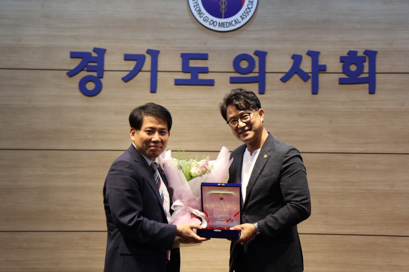 200723 추민규 의원, 경기도의사회 공로패 수상.jpg