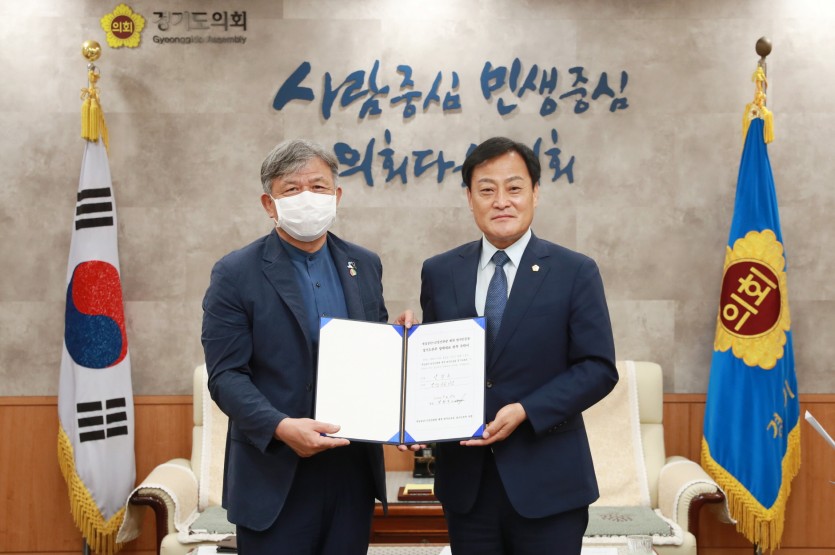 200727 경기도의회, 정전협정 67주년 기념 한반도기 게양 (4).jpg