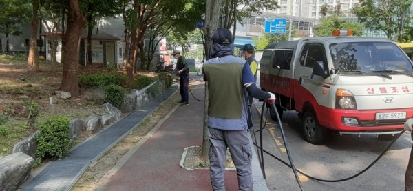 (사진) 노래기 대량 출몰 죽전 일대 긴급 방제.jpg