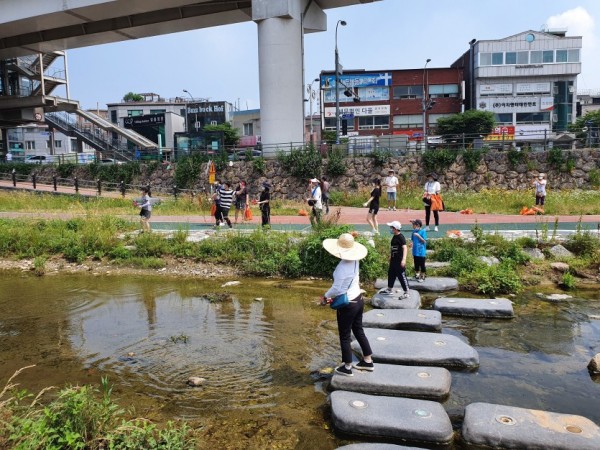 (사진) 용인 크리스토퍼 회원 경안천 수질정화활동 모습.jpg