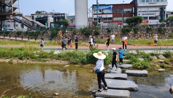 (사진) 용인 크리스토퍼 회원 경안천 수질정화활동 모습.jpg