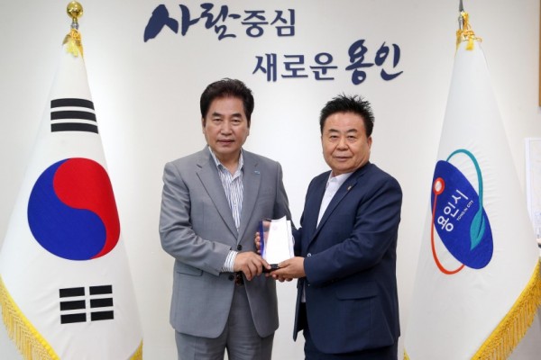 서울우유협동조합 양주시 이전에 따른 감사패 전달 (2).JPG