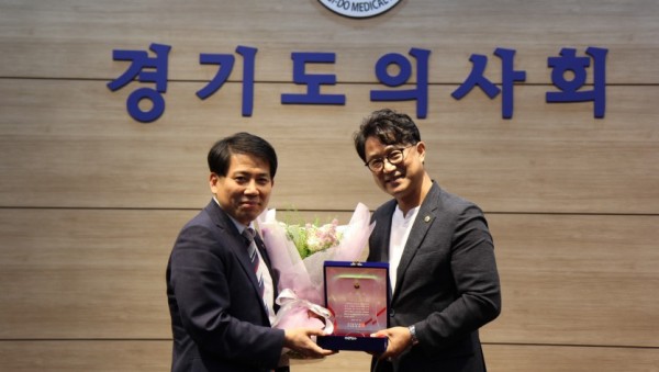 200723 추민규 의원, 경기도의사회 공로패 수상.jpg