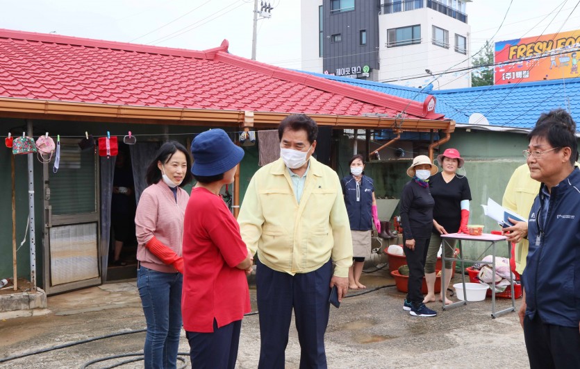 4일 백암면 수해 복구현장을 찾은 백군기 시장 2.jpg