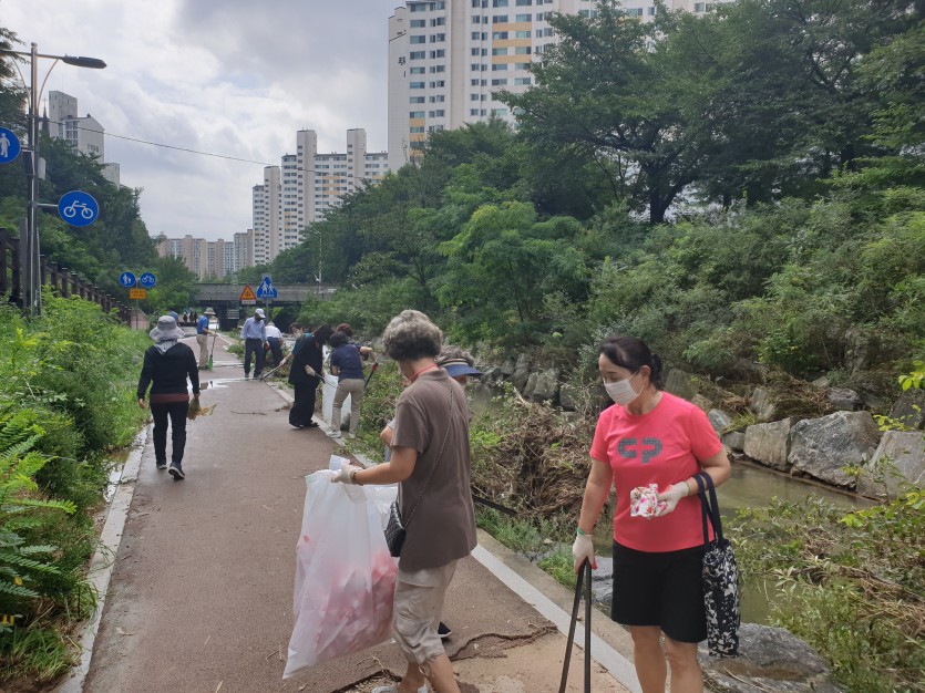 (사진) 풍덕천2동 민간단체 정평천 환경정화 활동.jpg
