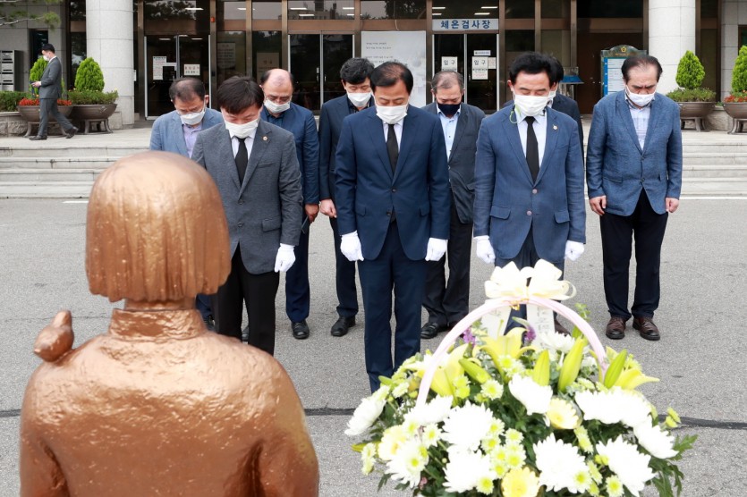 장현국 의장, 일본군 위안부 피해자 기림의 날 기념 헌화 (3).jpg