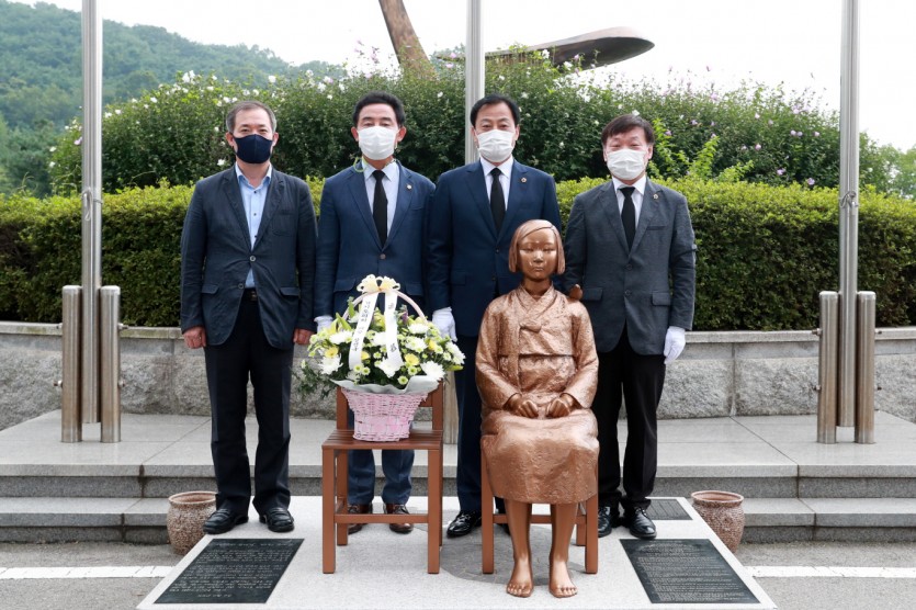 장현국 의장, 일본군 위안부 피해자 기림의 날 기념 헌화 (4).jpg