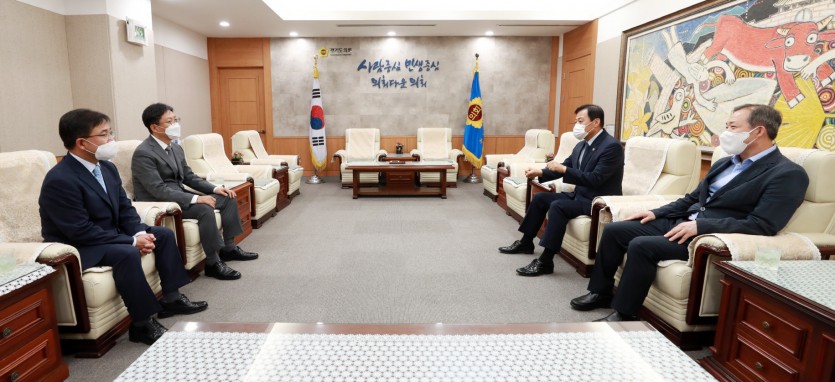 200820 장현국 의장, 오인서 수원고검장 및 문홍성 수원지검장 접견 (2).jpg