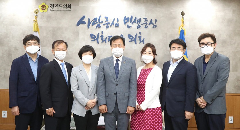 200824 경기도의회 예산정책위원회 위촉식 개최 (1).jpg