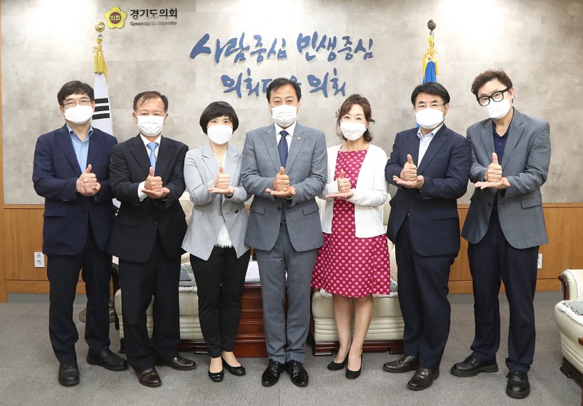 200824 경기도의회 예산정책위원회 위촉식 개최 (2).jpg
