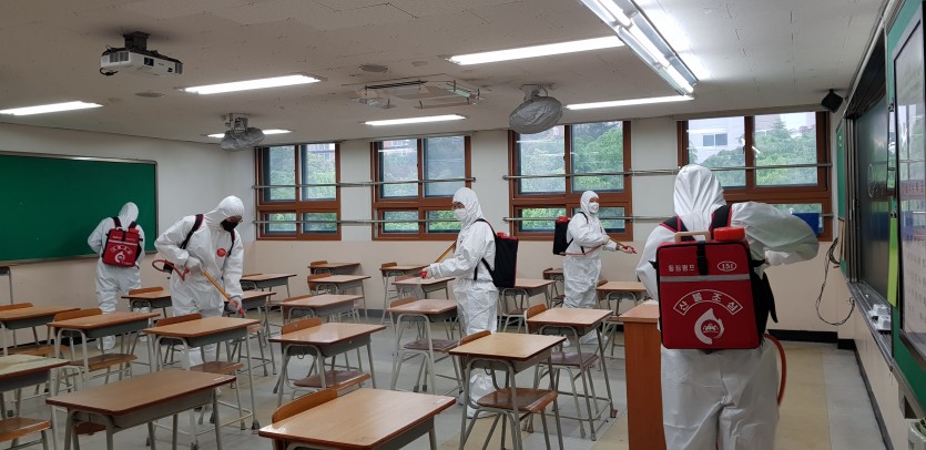 (사진) 관내 한 고등학교를 방역소독 하고 있는 모습.jpg