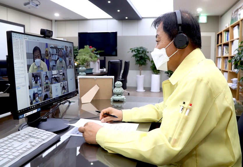 200828 장현국 의장, 간부공무원과 비대면 화상회의 첫 개최 (3).jpg