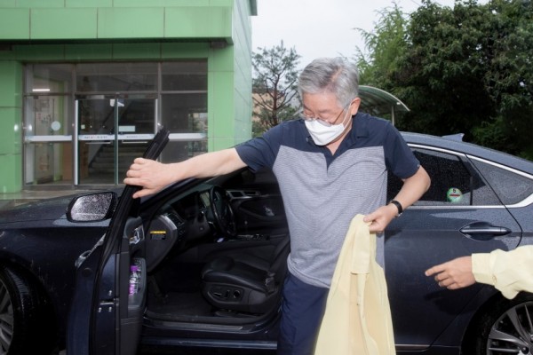 3일 오후 이재명 경기도지사 여름휴가 일정을 취소하고 복귀해 안성시 집중호우피해 현장을 점검하였다..jpg