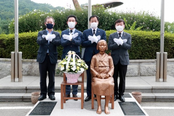 장현국 의장, 일본군 위안부 피해자 기림의 날 기념 헌화 (1).jpg