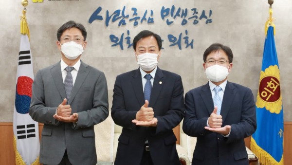 200820 장현국 의장(가운데), 오인서 수원고검장(왼쪽) 및 문홍성 수원지검장 접견 (1).jpg