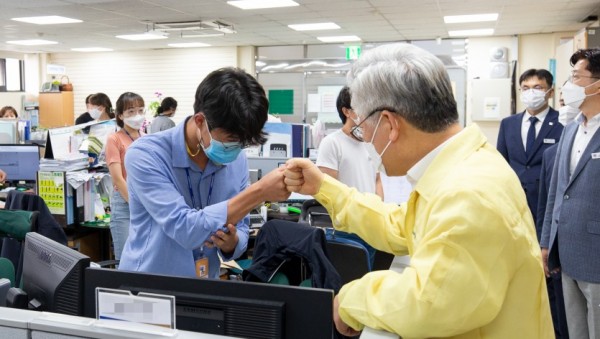 감염병관리과 직원과 인사를 나누는 이재명지사.jpg