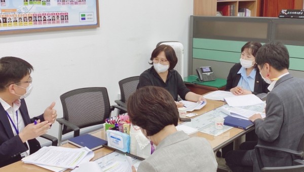 200831 김은주 의원, 도교육청 교육정보담당관 업무보고 받아.jpg