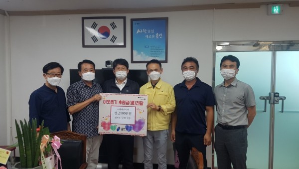 (사진) 성복동 민간단체 3곳서 백암면에 성금 200만원 기탁.jpg