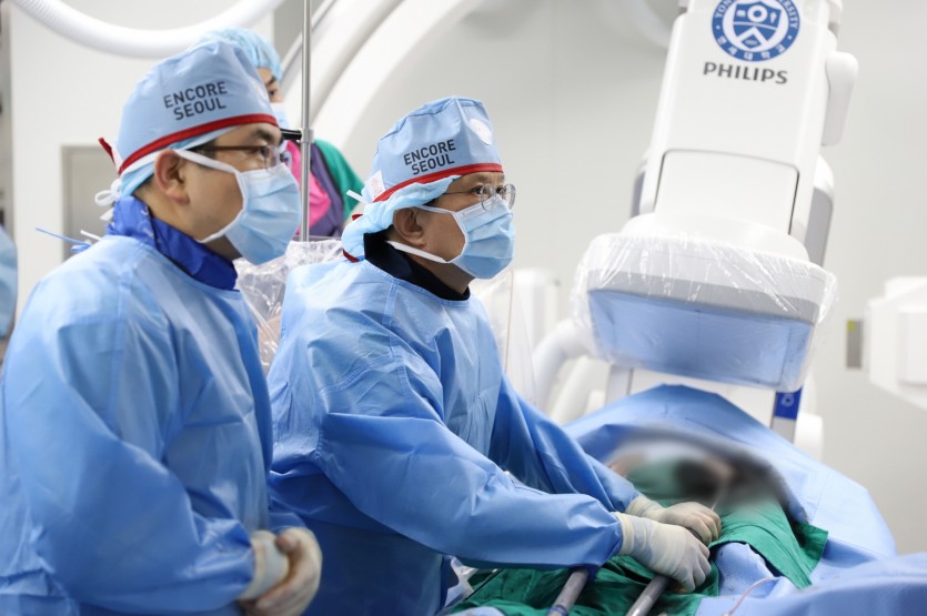 [사진2] 용인세브란스병원 최동훈 병원장(오른쪽)과 세브란스병원 심장내과 안철민 교수(왼쪽)가 ‘앙코르서울 2020’에 중계되는 ....jpg