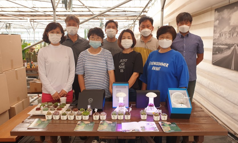 수출 화훼 단지 육성 시범 사업에 참여한 농가들.jpg
