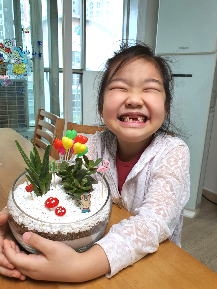 [사진4]나만의 정원 만들기를 완성한 참가자 모습_1.jpg