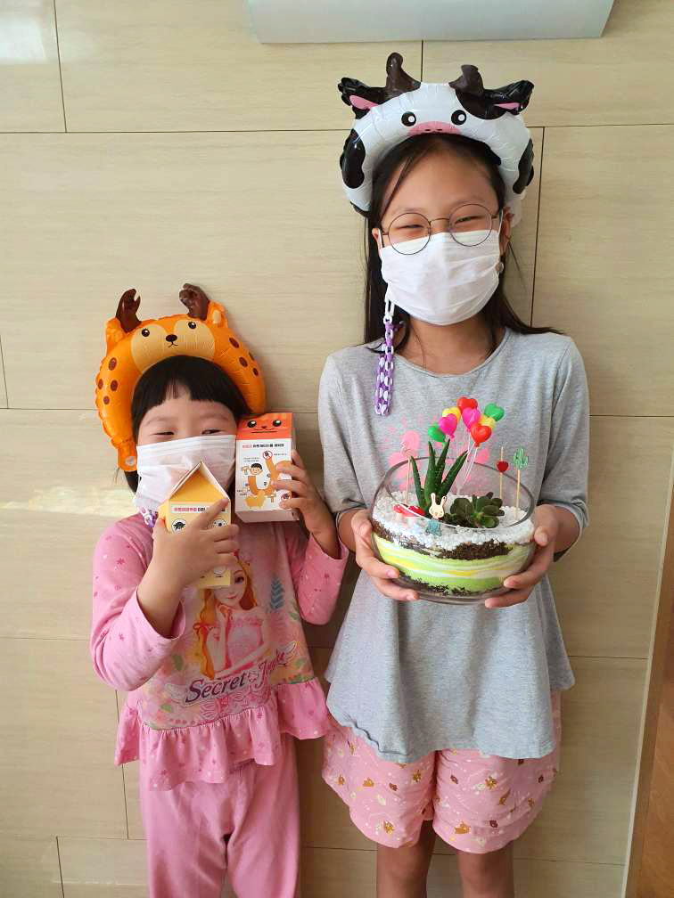 [사진5]나만의 정원 만들기를 완성한 참가자 모습_2.jpg