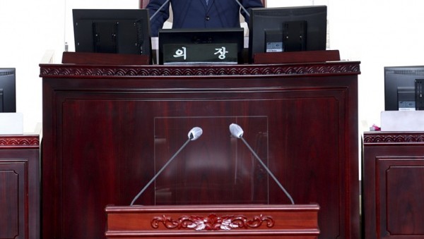 [사진추가]200901 장현국 의장, 제346회 임시회 개회사 통해 코로나 극복위한 공동노력 강조 (1).jpg