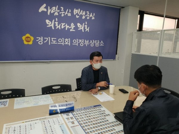 200908권재형의원, 고산지구 주6 주차타워 건립사업 추진경과 및 방안 논의사진.jpg