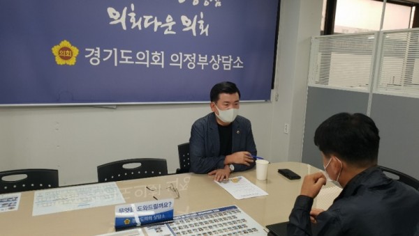 200908권재형의원, 고산지구 주6 주차타워 건립사업 추진경과 및 방안 논의사진.jpg