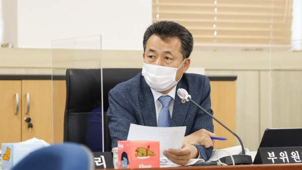 200908 김성수 수석 대변인, 고1 의무교육 조기실시 촉구.jpg