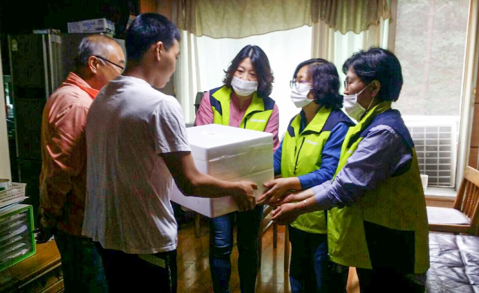 풍성한 한가위 영양만점 식품 꾸러미 전달 현장.jpeg