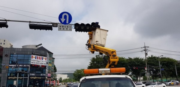 (사진) 신호등 점검 모습.jpg
