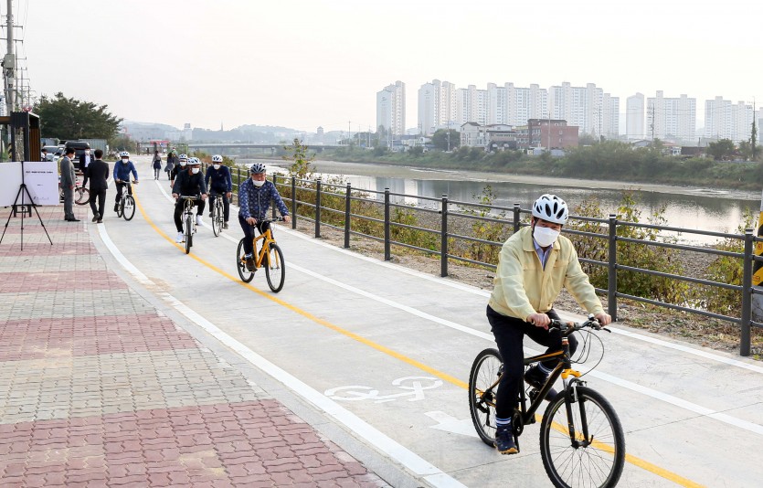 (사진)경안천 자전거도로 용인~광주 단절 구간 연결 개통 현장 방문2.jpg