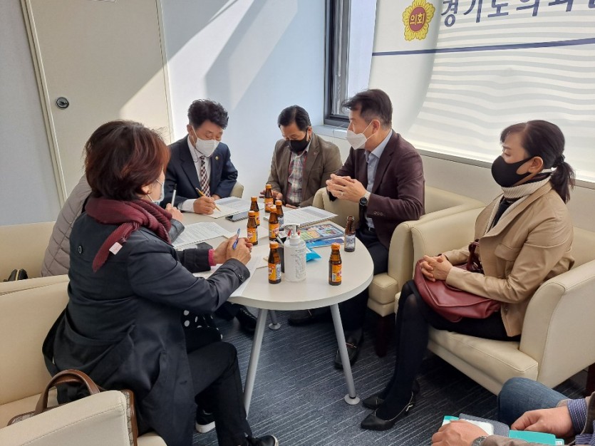 201028 김경근 의원, 한국유치원총연합회 남양주분회와 유치원 현안 논의.jpg