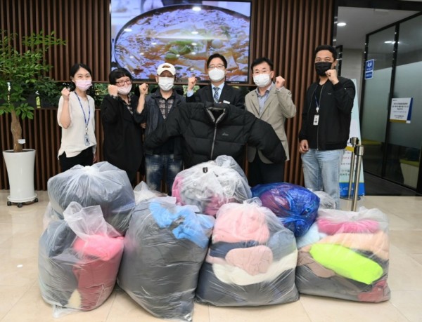 [참고사진] 외국인 이웃위한 겨울외투 기부.jpg