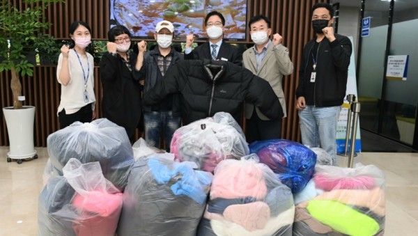 [참고사진] 외국인 이웃위한 겨울외투 기부.jpg