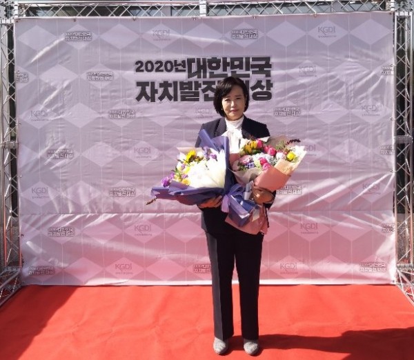 201013정윤경위원장님 시상식 사진.jpg