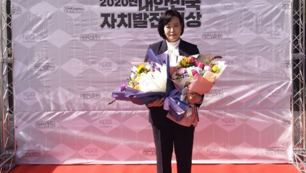 201013정윤경위원장님 시상식 사진.jpg