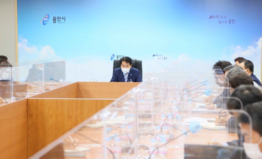 백군기 시장 회의 주재.jpg