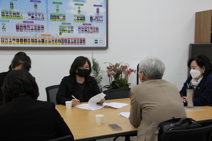 201102김은주 의원, 경기도 자살예방사업관계자들과의 면담사진.jpg