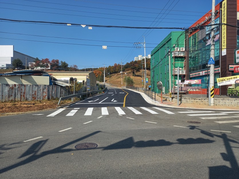 처인구 코아루아파트 입구 삼거리 우회전 차로 신설(1).jpg