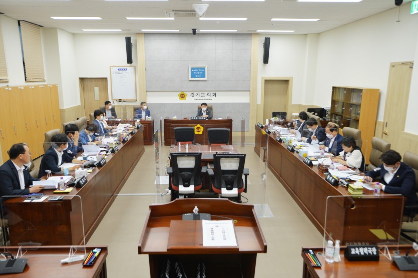 201106 교육행정위, 2020년 행정사무감사 돌입.JPG