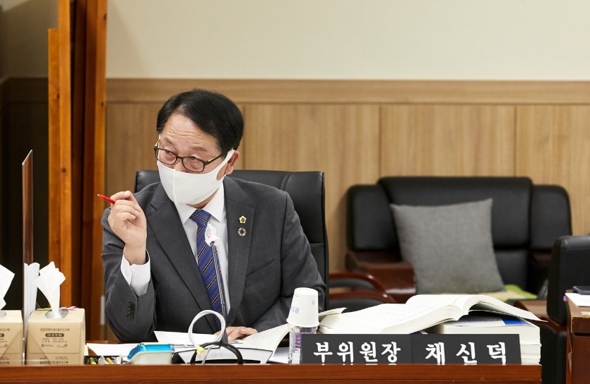 201106 채신덕 부위원장, 경기아트센터 예술단 운영방식 질타.jpg